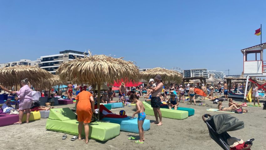 Românii profită de vremea frumoasă pentru a merge la mare