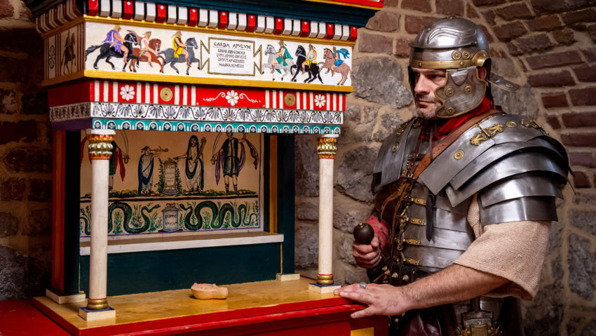 ALBA IULIA: Expoziție dedicată armelor din dotarea legiunilor romane