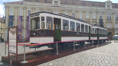 Tramvaie de epocă, expuse în piețele centrale din Timișoara