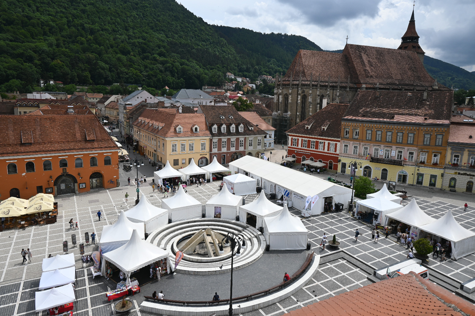 BRAȘOV: Dezbateri tematice și muzică live, la Târgul de Carte Gaudeamus Radio România