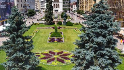 Covor floral inspirat din portul popular, admirat de la înălțime în centrul Timișoarei