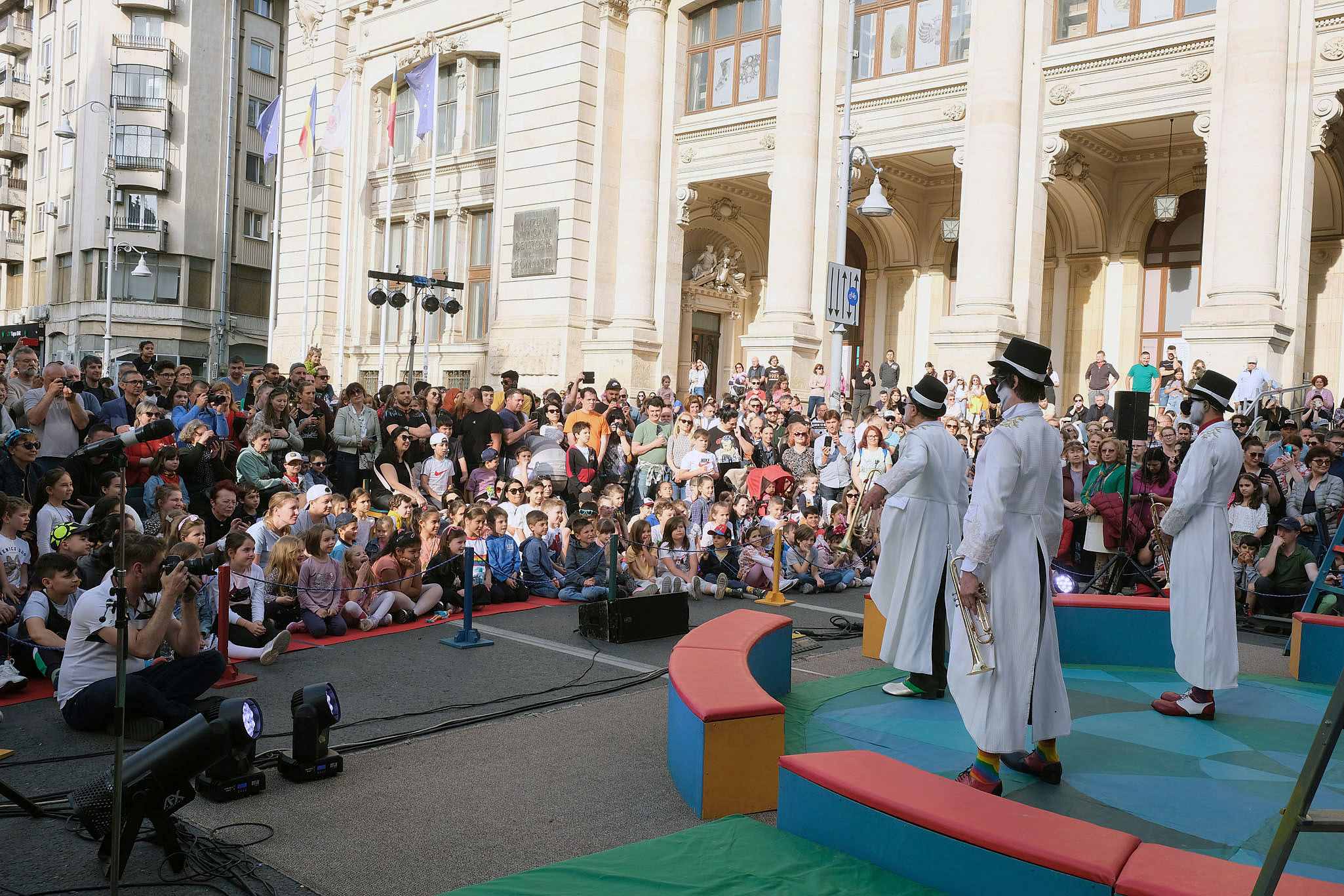 BUCUREȘTI: Statui vivante, teatru de păpuşi și acrobații, pe Calea Victoriei