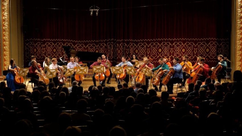Ansamblul Violoncellissimo concertează în Piața Mare din Sibiu