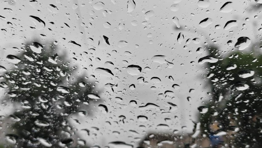 Meteorologii anunță un weekend cu ploi torențiale și vijelii în Banat și Oltenia