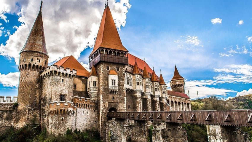 Mănăstirea Prislop și Castelul Corvinilor au atras cei mai mulți vizitatori în județul Hunedoara