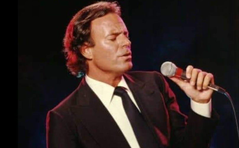 Filă de istorie muzicală: Julio Iglesias, legendă a muzicii latino