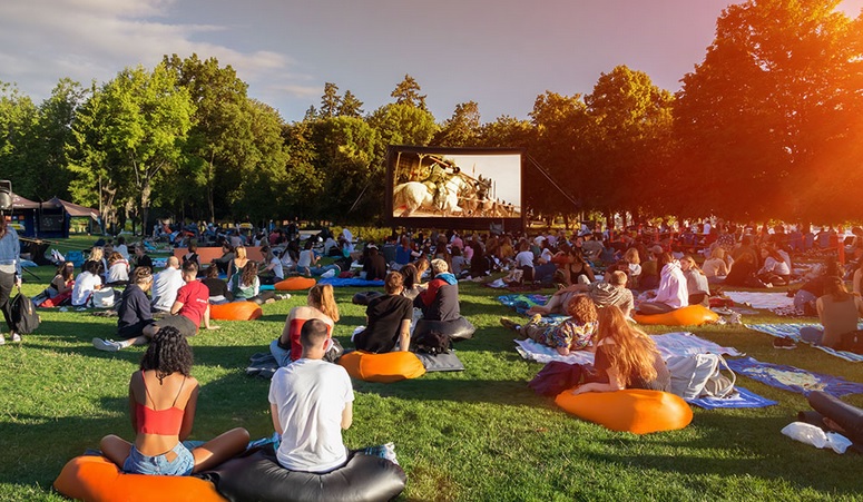 Caravana Orange Pop-Up Cinema, la Iași