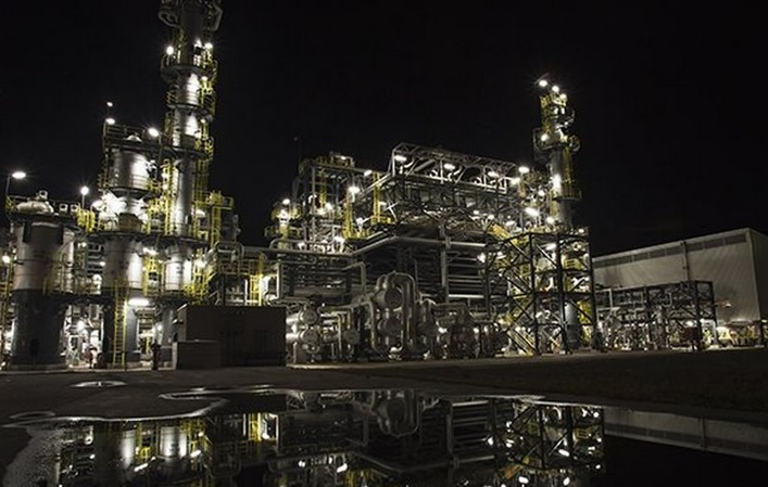 PRAHOVA: Rafinăria Petrobrazi, amendată pentru poluare atmosferică