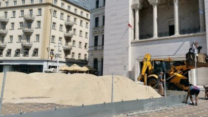TIMIȘOARA: Piața Victoriei s-a transformat într-o plajă cu nisip pentru meciuri de volei