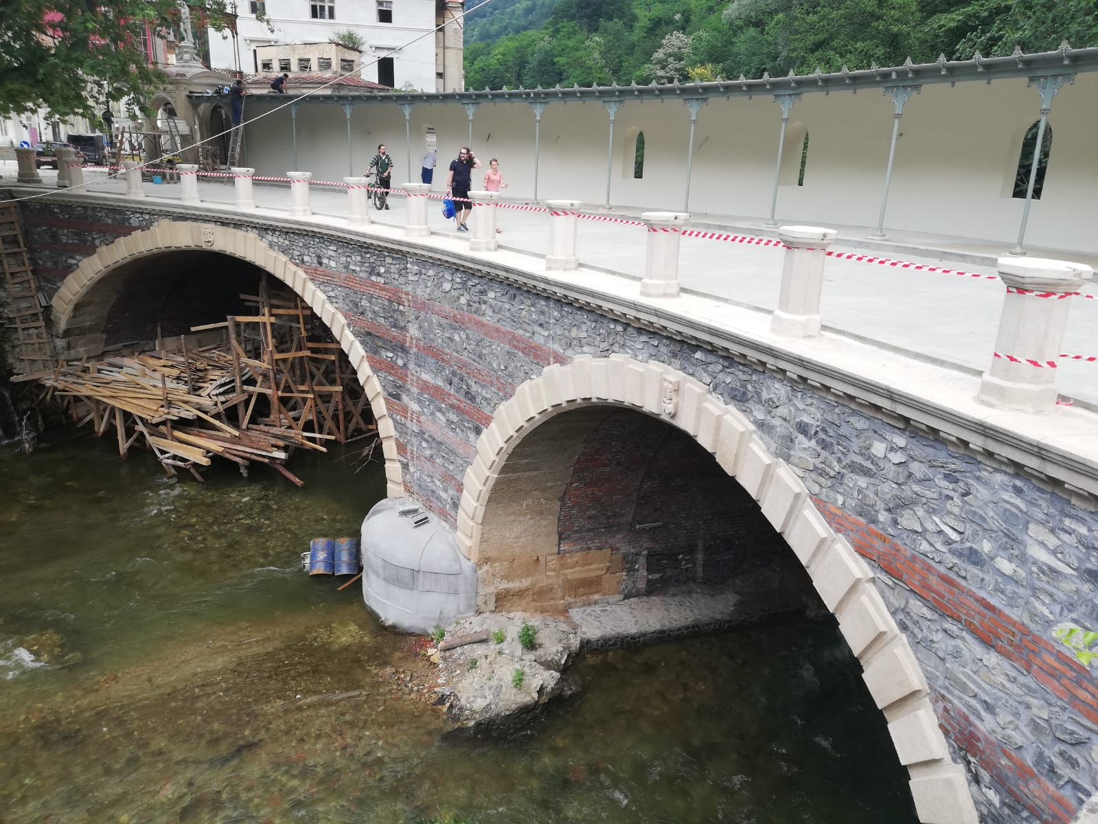 Lucrările de restaurare la Podul de piatră din Băile Herculane se apropie de final