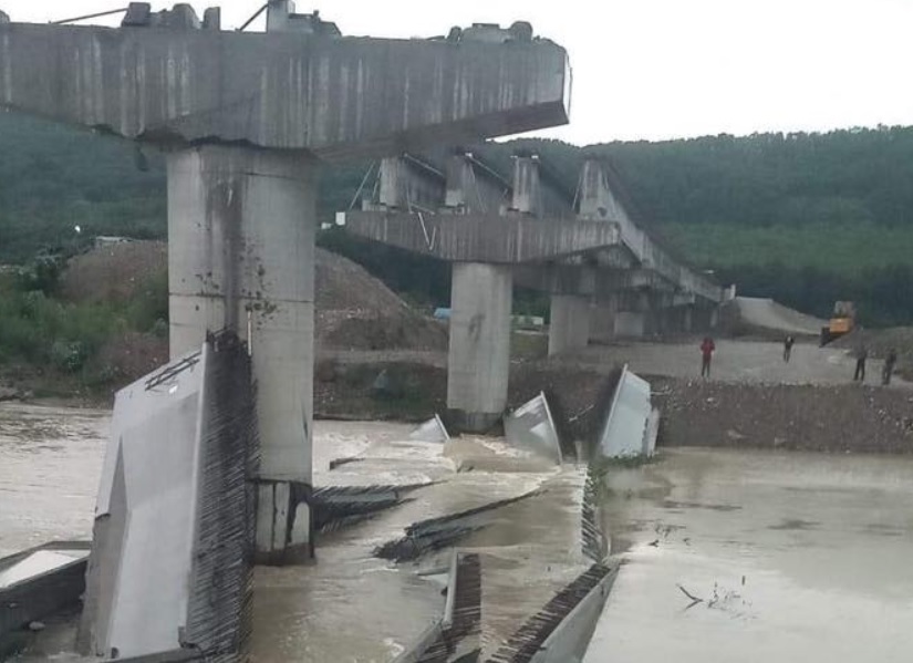 BECLEAN: Grinzile podului aflat în construcție peste Someș, doborâte de vijelie