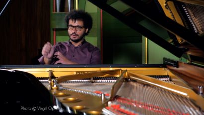 Pianistul Cătălin Răducanu, în turneul „Un artist, un pian și un țambal  – clasic, jazz, folclor”