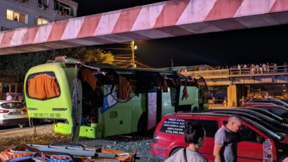 NĂVODARI: 15 răniți după ce un autocar cu ucraineni a lovit un limitator de înălțime