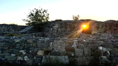 Cetatea Histria, locul din care apusul se vede mare cât roata carului