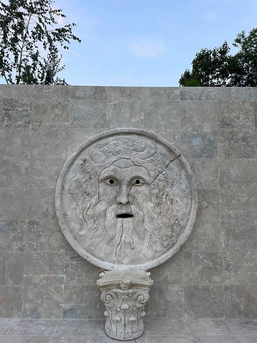 HUNEDOARA: Bocca della Verità are o copie fidelă la I Giardini di Zoe