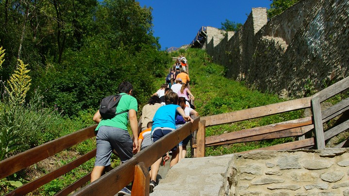 Accesul turiștilor la Cetatea Deva, doar pietonal până la sfârșitul lunii august