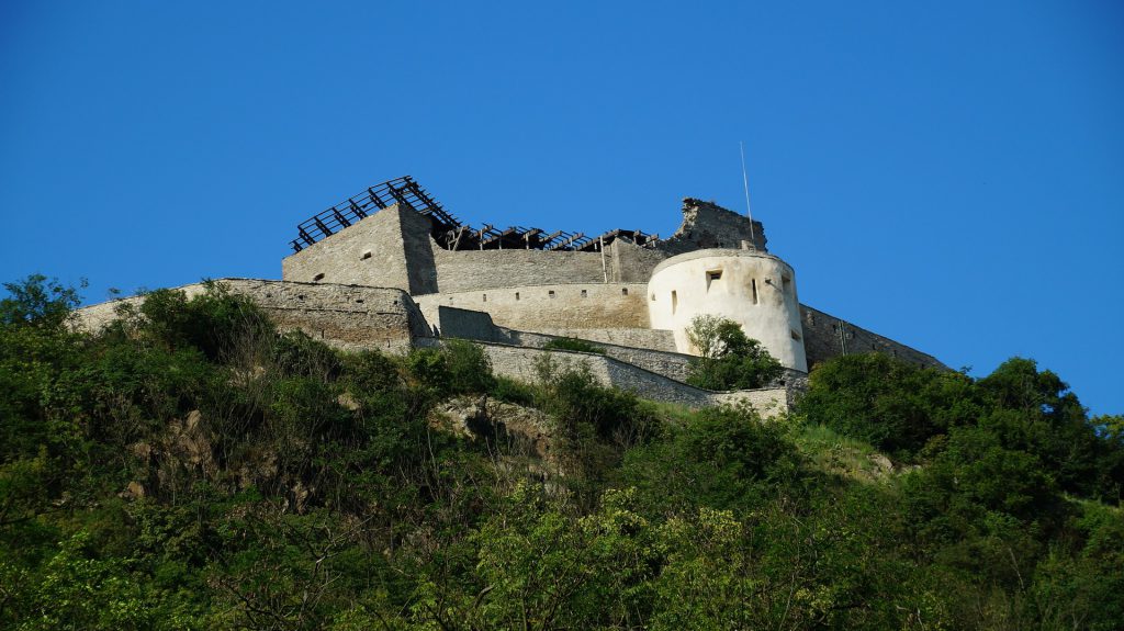 Cetatea Deva, una dintre cele mai importante fortificații medievale ale Transilvaniei