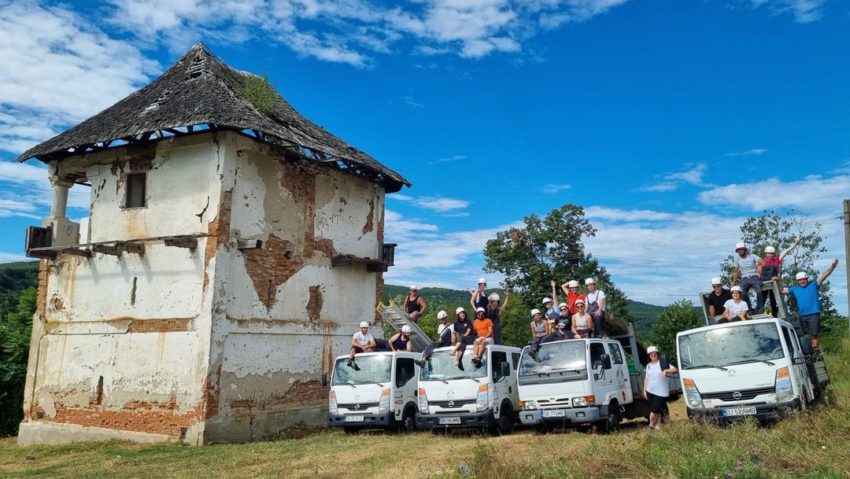 GORJ: Cula Crăsnaru, salvată de voluntarii de la ”Ambulanța pentru monumente“