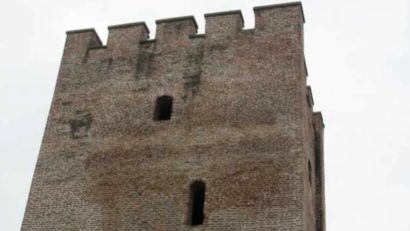 Misteriosul turn medieval de la Ciacova, cel mai vechi monument de arhitectură militară din Banat