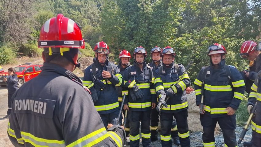 Mai mulţi pompieri români intervin pe insula Corsica pentru stingerea unui incendiu forestier