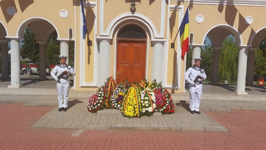 TULCEA: Depuneri de coroane de flori, în memoria eroilor marinari