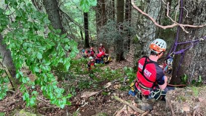 SIBIU: Un bărbat a căzut cu ATV-ul într-o râpă pe Valea Lotrioarei