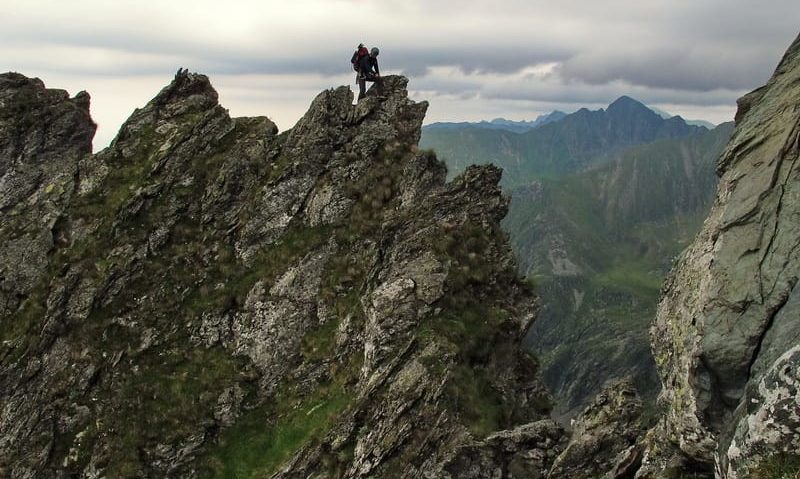 Patru turişti, blocaţi pe un traseu de alpinism din Munţii Făgăraş