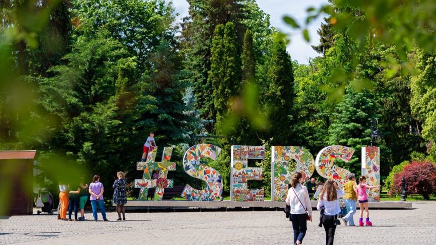 COVASNA: Parcul central din Sfântu Gheorghe, luminat de ”licurici”