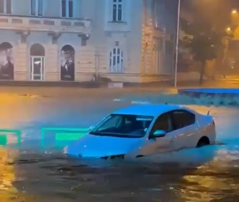 Centrul orașului Tulcea, inundat după o rupere de nori | VIDEO