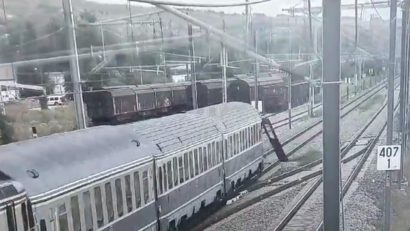 ALBA: Uşa unui vagon de tren a căzut în mers. CFR Călători acuză CFR Infrastructură, care se apără cu imagini video