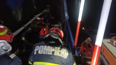 Intervenție pe Dunăre: Şase marinari străini au fost scoşi din buncărul unei nave de pompierii tulceni