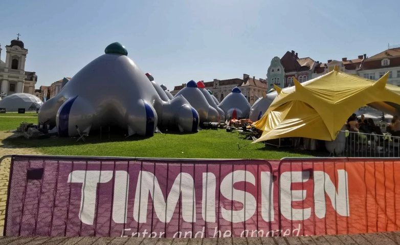TIMIȘOARA: Labirint gonflabil uriaș în Piața Unirii, la Festivalul Plai