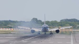 Numărul de zboruri, redus de companiile aeriene low-cost, în contextul războiului din Orientul Mijlociu