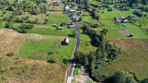 MARAMUREȘ: Drumul din Petrova spre Bârsana este asfaltat pentru prima dată | FOTO