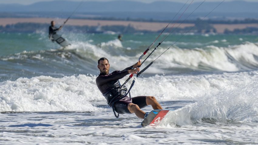 Concurs de kitesurfing, pe plaja din Constanţa