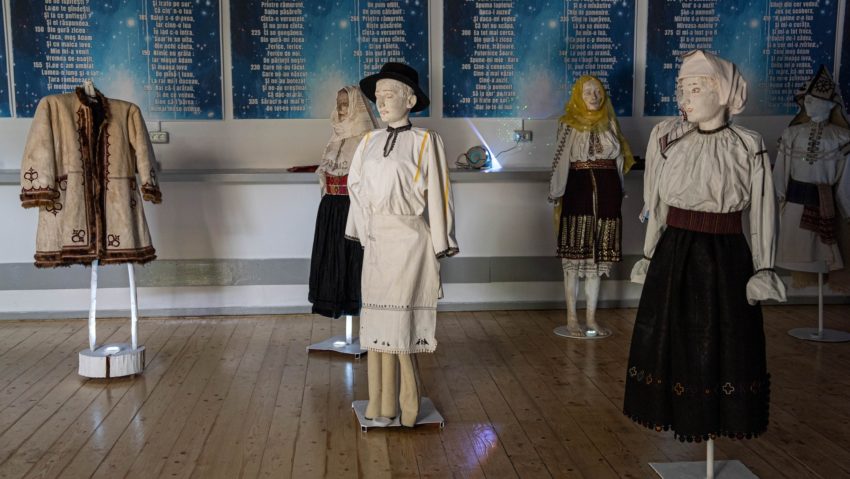 „Semne în vestimentația tradițională”, la Muzeul Național al Țăranului Român