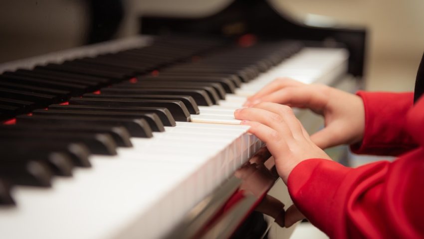 Lecţii gratuite de pian pentru persoanele cu dizabilităţi | AUDIO