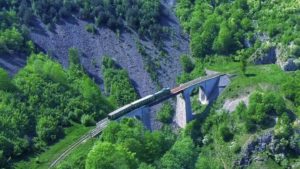 Toamna, pe cea mai frumoasă cale ferată istorică din Banatul de Munte: Oraviţa-Anina