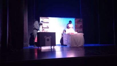 Premieră la Teatrul pentru Copii și Tineret “Căluțul de Mare” din Constanța. “Povestea degețelului poznaș” va aduce în prim-plan drumul inițiatic al unei fetițe năzdrăvane