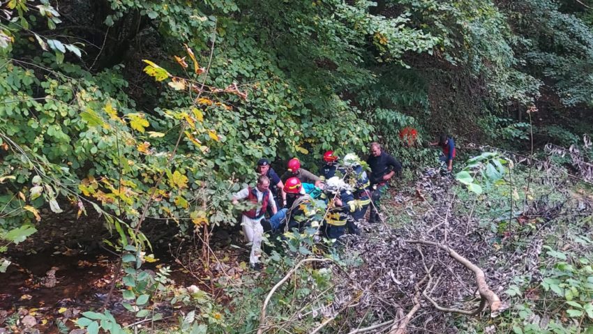 Un participant la concertul din Peştera Româneşti a căzut într-o râpă. Victima a urmat alt traseu decât cel recomandat de organizatori Un participant la concertul din Peştera Româneşti a căzut într-o râpă. Victima a urmat alt traseu decât cel recomandat de organizatori