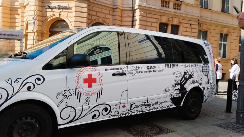 Crucea Roșie Sibiu a primit ”Microbuzul faptelor bune” | AUDIO