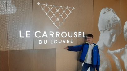 Micul artist de 10 ani din Oradea a expus la Muzeul Louvre din Paris | FOTO