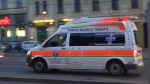 Grav accident în Italia: Un autobuz de călători a căzut de pe o pasarelă şi a luat foc în apropiere de Veneţia | VIDEO