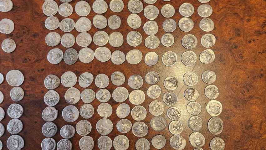 Tezaur de peste 400 de monede din argint din perioada romană, descoperit la Șoimuș