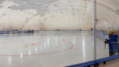Se deschide patinoarul acoperit din Târgu Mureş