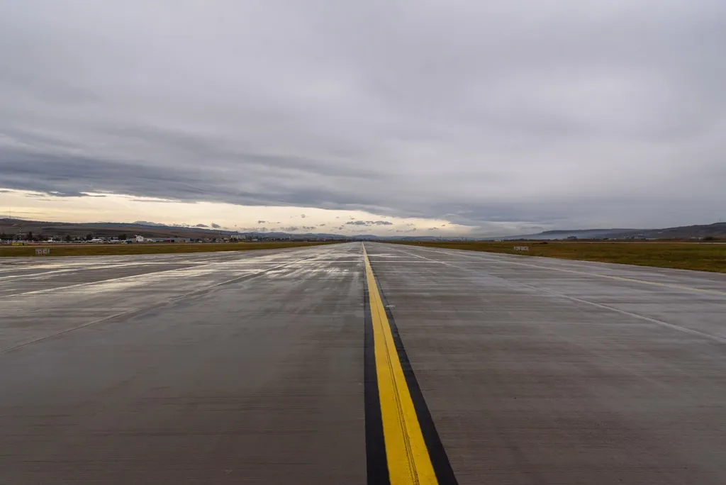 Aeroportul ”Avram Iancu” are o nouă pistă de rulare