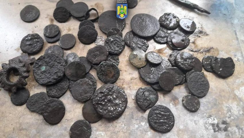 CONSTANȚA: Tezaur numismatic, descoperit de polițiștii de frontieră în mașina unor cetăţeni bulgari
