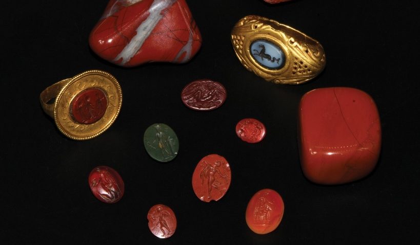 Bijuterii din antichitatea greco-romană strălucesc la Palatul Suțu