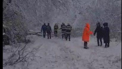 CARAȘ-SEVERIN: Accesul către Muntele Mic, restricționat din cauza zăpezii și a arborilor căzuți