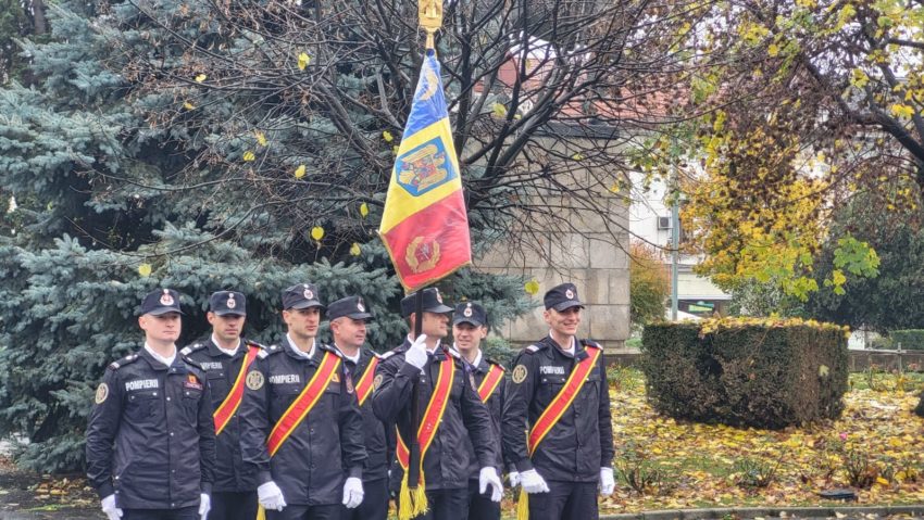 Drapelul de luptă al ISU Mureş, decorat de preşedintele României cu Ordinul Bărbăţie şi Credinţă